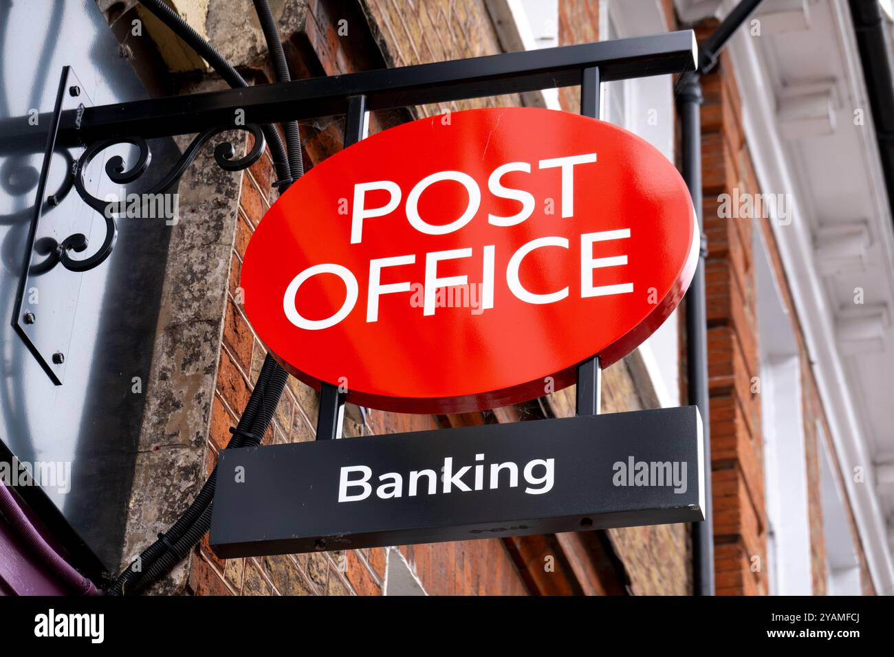 Panneau suspendu Post Office Banking Hub sur le côté d'un bâtiment le long d'une rue principale locale à Saffron Walden, Essex, Royaume-Uni. Banque D'Images