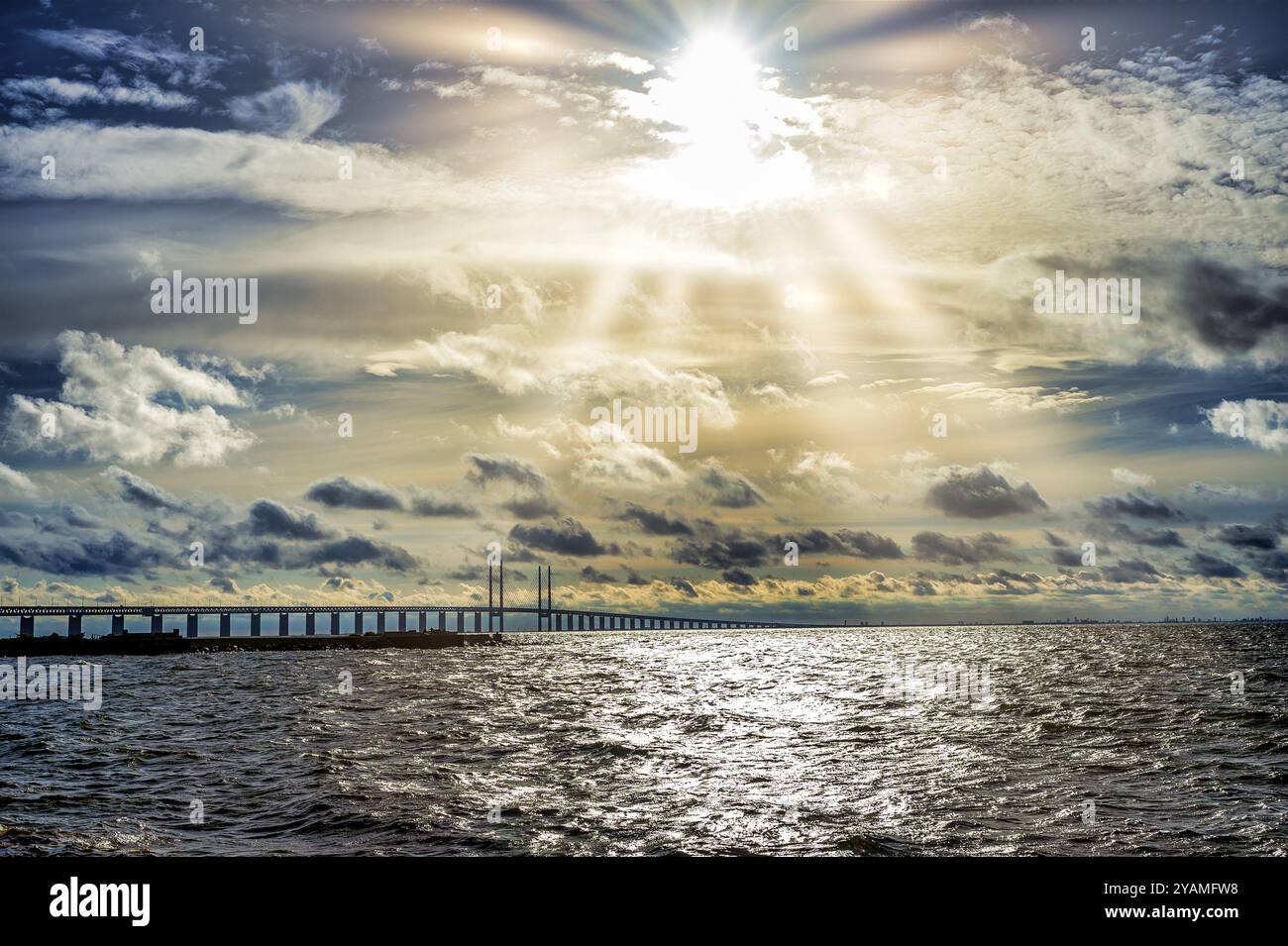 Pont d'Oeresund, Malmoe, côte d'Oeresund, Suède, coucher de soleil, rétroéclairage, Europe Banque D'Images