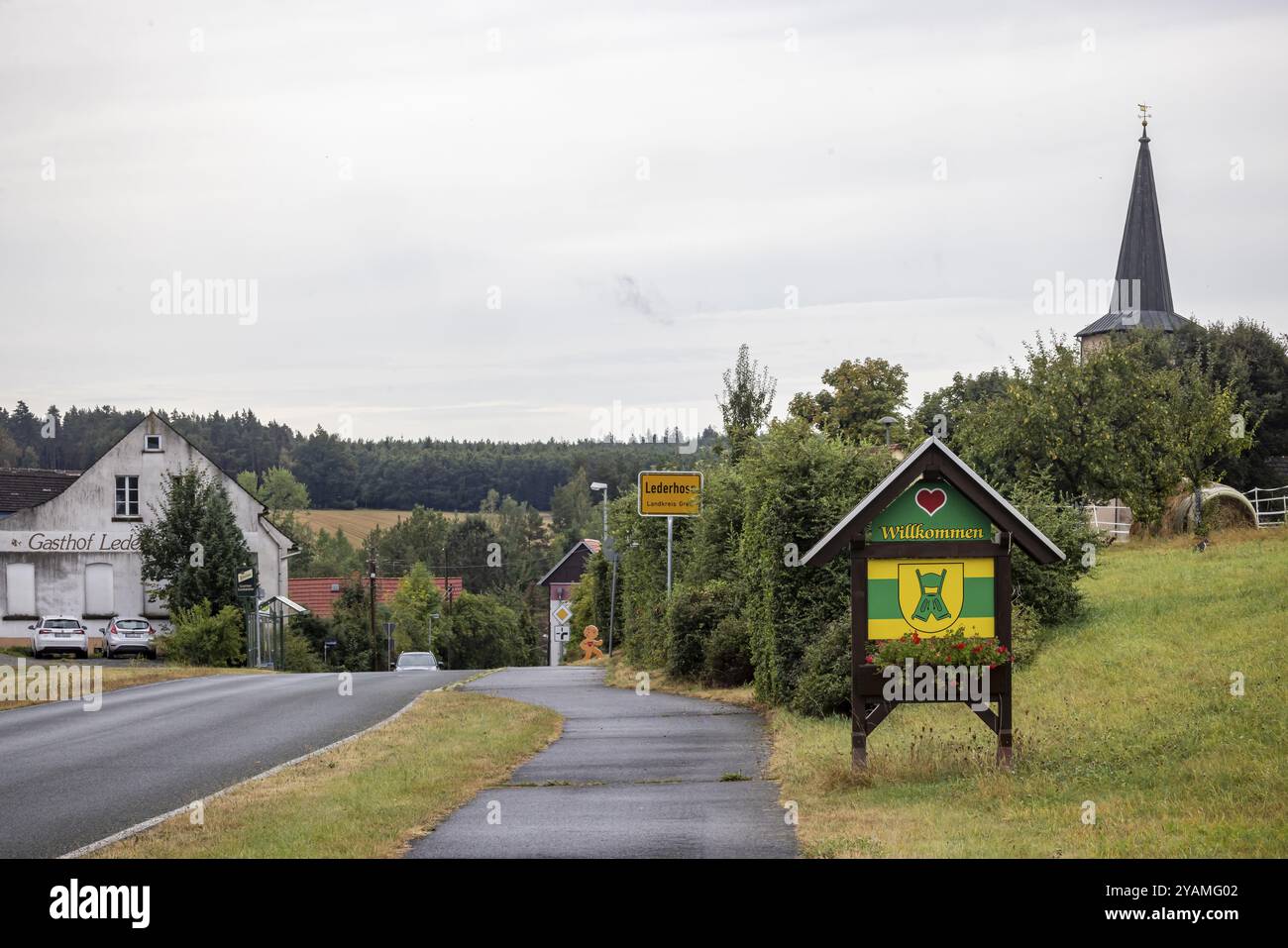 Panneau de la commune de Lederhose dans le district de Greiz, armoiries de la commune. Drôle de nom de lieu de Lederhose, Thuringe, Germa Banque D'Images