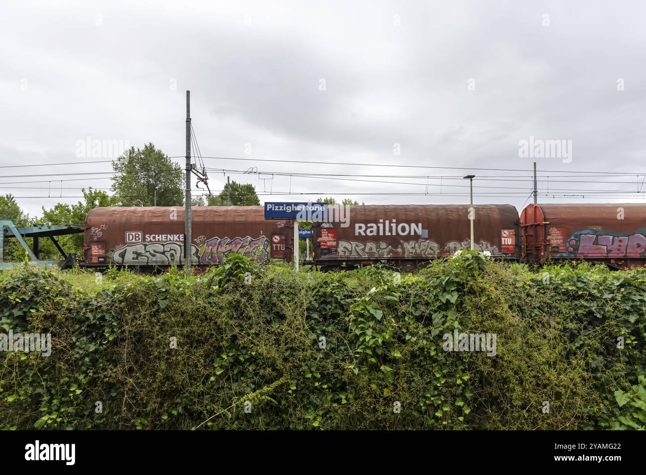 Gare, Stazione di Pizzighettone avec un train de marchandises exploité par la société de logistique Railion, maintenant DB Schenker Rail. Pizzighettone, Lombardie Banque D'Images