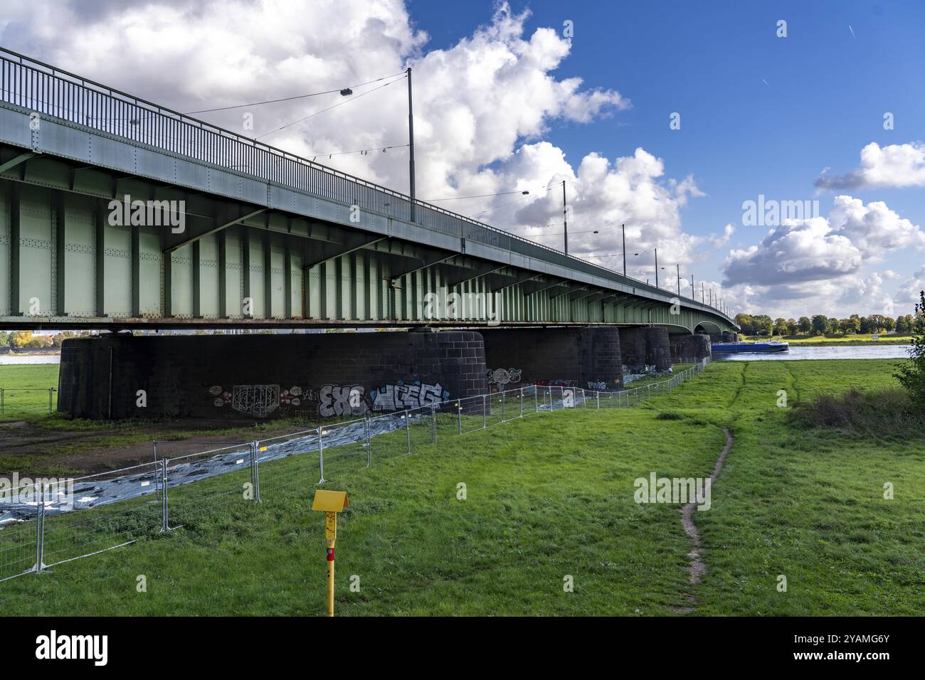 Le pont Josef-Kardinal-Frings, route fédérale B1, entre Duesseldorf et Neuss, en raison de dommages massifs au pont, une seule des deux voies directionnelles est sti Banque D'Images