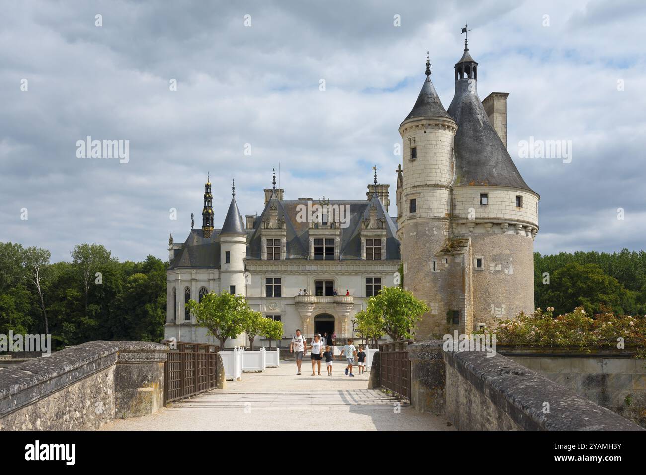 Imposant château avec tour et visiteurs sur le pont devant un ciel nuageux, Château de Chenonceau, Château de Chenonceau, Château de douves, rivière cher, Banque D'Images