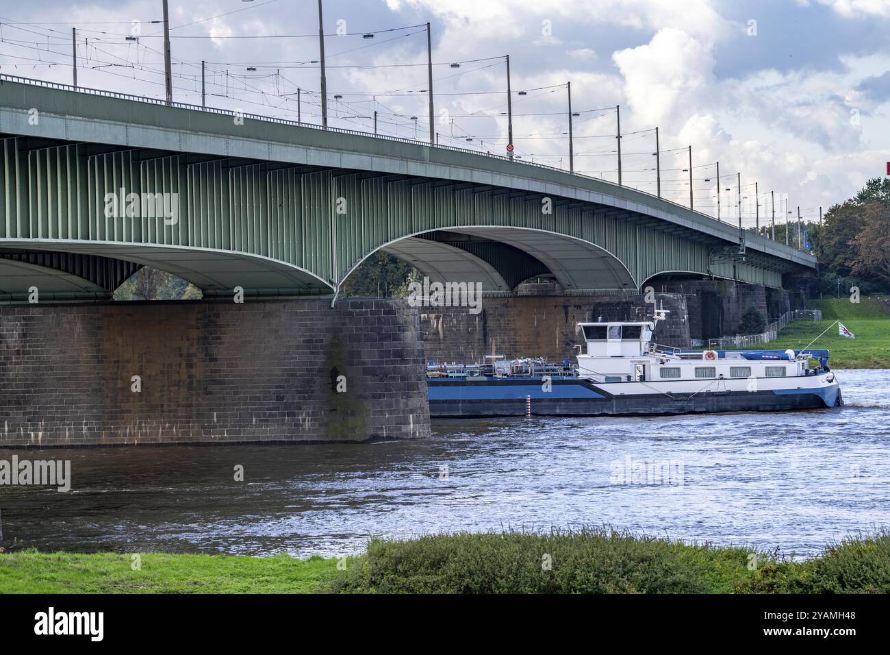 Le pont Josef-Kardinal-Frings, route fédérale B1, entre Duesseldorf et Neuss, en raison de dommages massifs au pont, une seule des deux voies directionnelles est sti Banque D'Images