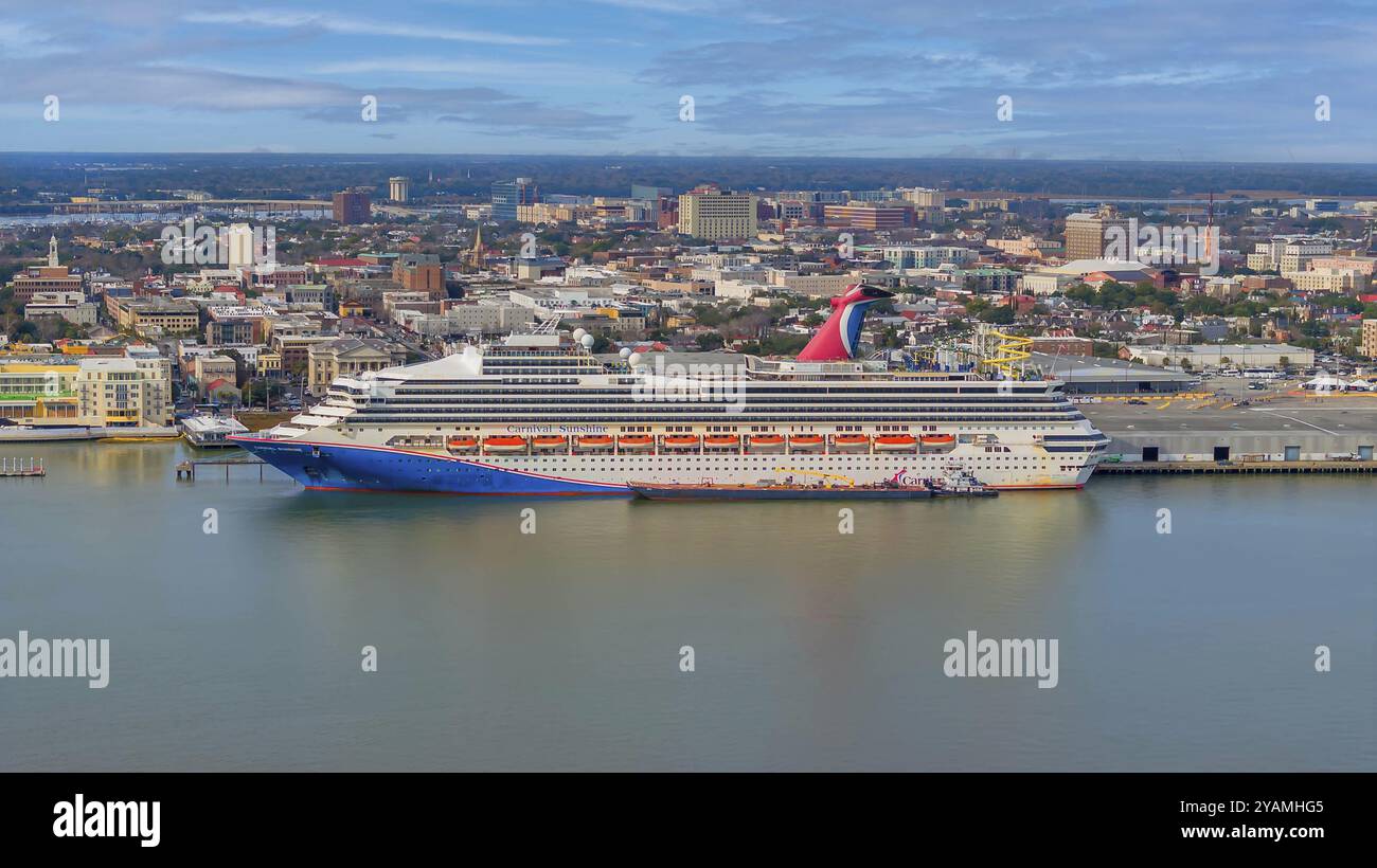 Carnival Sunshine, de retour d'une croisière de 5 jours dans les Caraïbes, orne Charleston Harbor, SC, un symbole vibrant de l'aventure maritime et des loisirs Banque D'Images