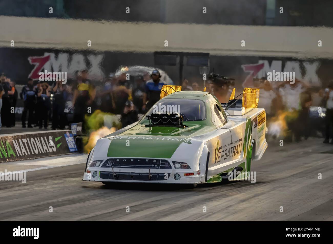 22 septembre 2023-Concord, NC : le pilote de la NHRA Funny car Series, Dave Richards, descend la voie lors d'une séance de qualification pour le Betway Carolina National Banque D'Images