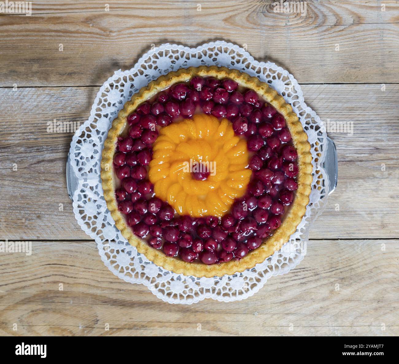 Base de fruits avec cerises et mandarines sur bois rustique Banque D'Images