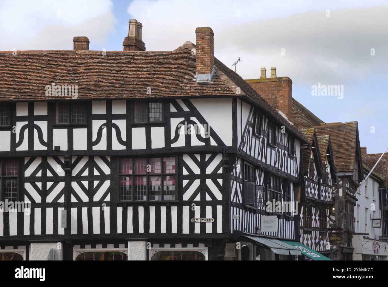 De belles vieilles maisons à colombages comme celle-ci ornent le centre-ville de Stratford upon Aven dans le Warwickshire, Angleterre, Royaume-Uni, Europe Banque D'Images