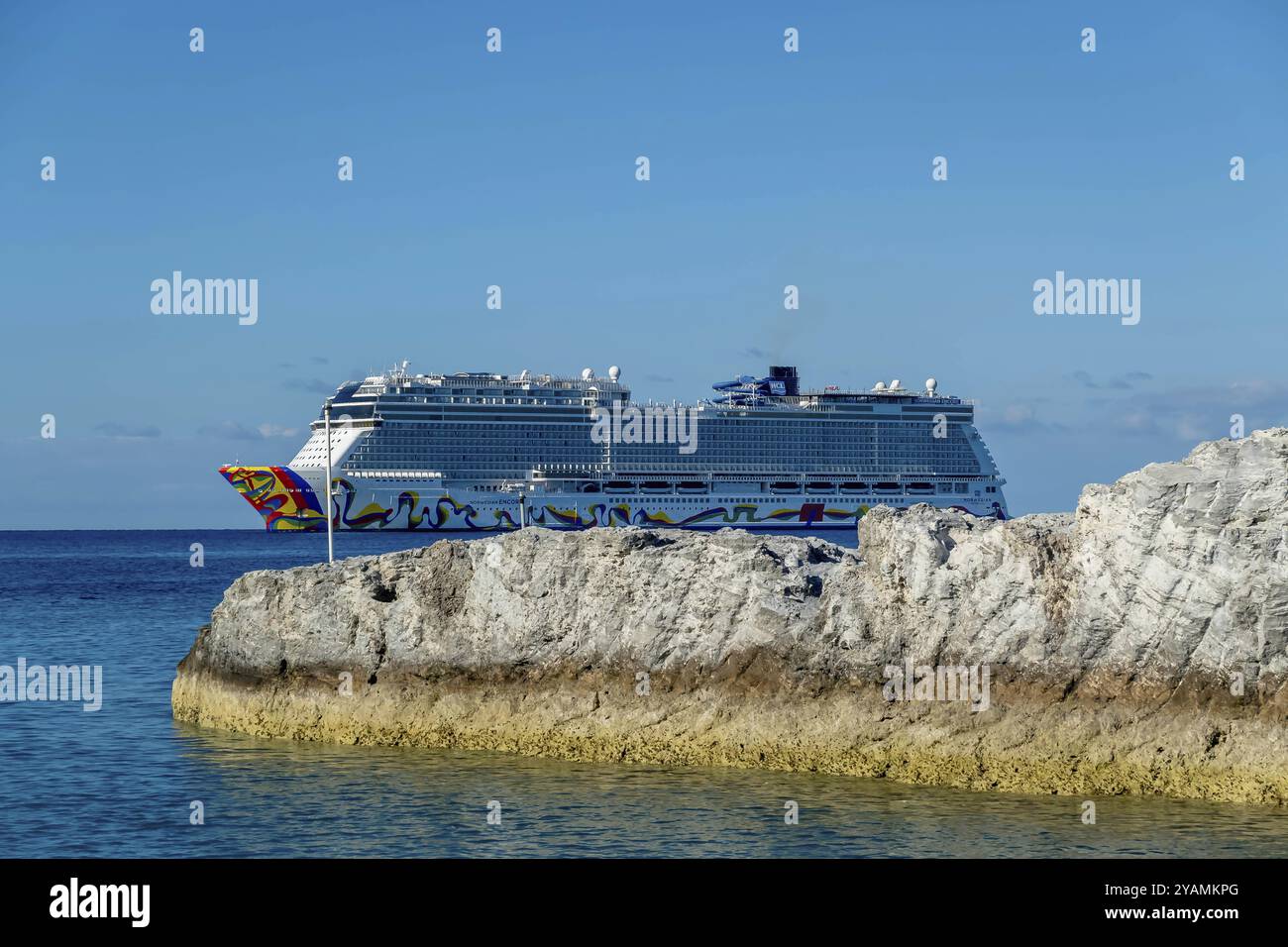 Caribbean Marvel : Norwegian encore dévoile gracieusement Great Stirrup Cay, Un paradis privé aux Bahamas, qui accueille les vacanciers à Sun-Kissed Bliss Banque D'Images