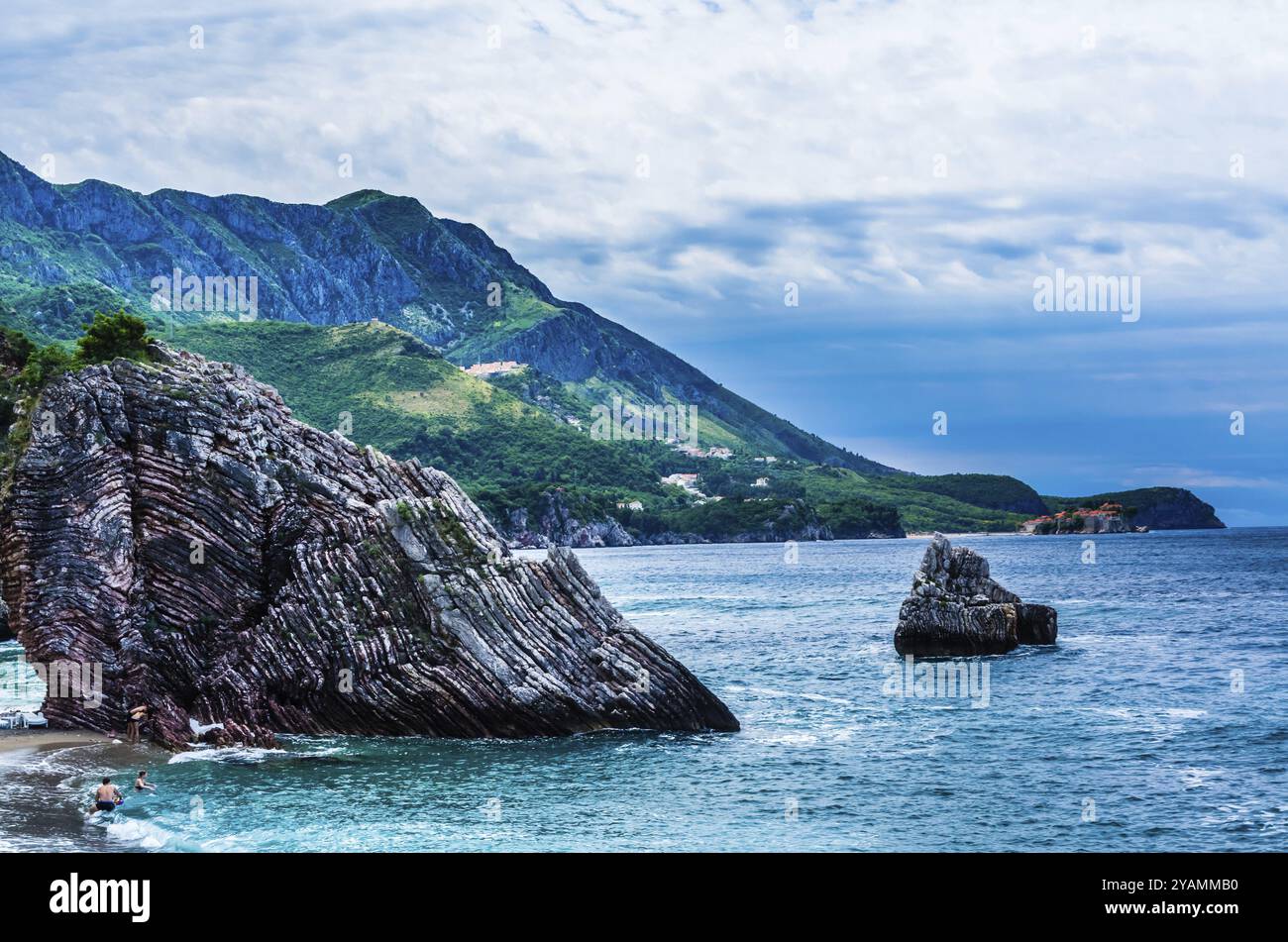 Vue de paysage sur la mer, la montagne et le ciel nuageux au Monténégro Banque D'Images