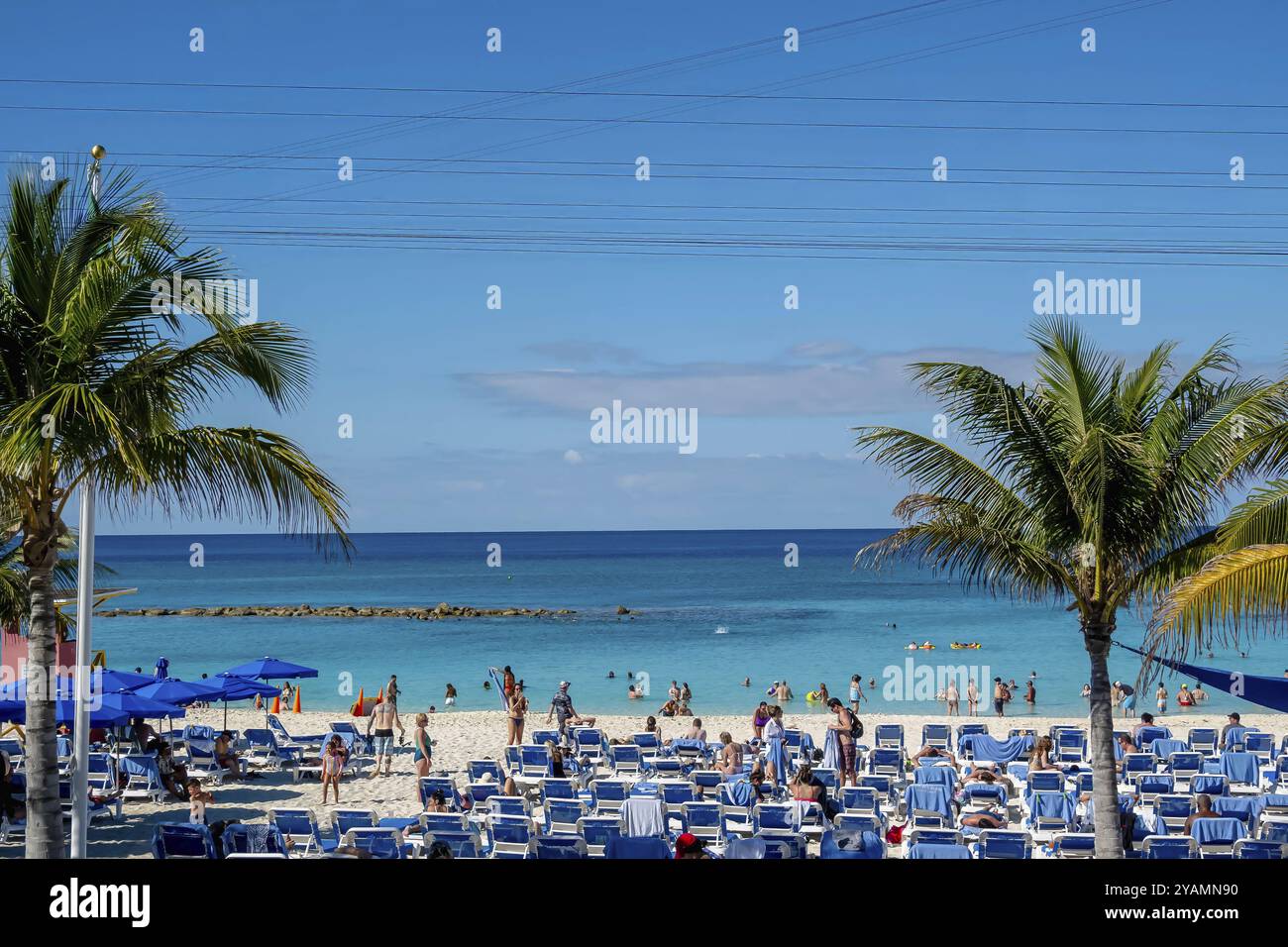 Sérénité ensoleillée : les vacanciers se prélassent sous le chaud soleil des Caraïbes et se détendent sur les plages immaculées de Great Stirrup Cay Banque D'Images