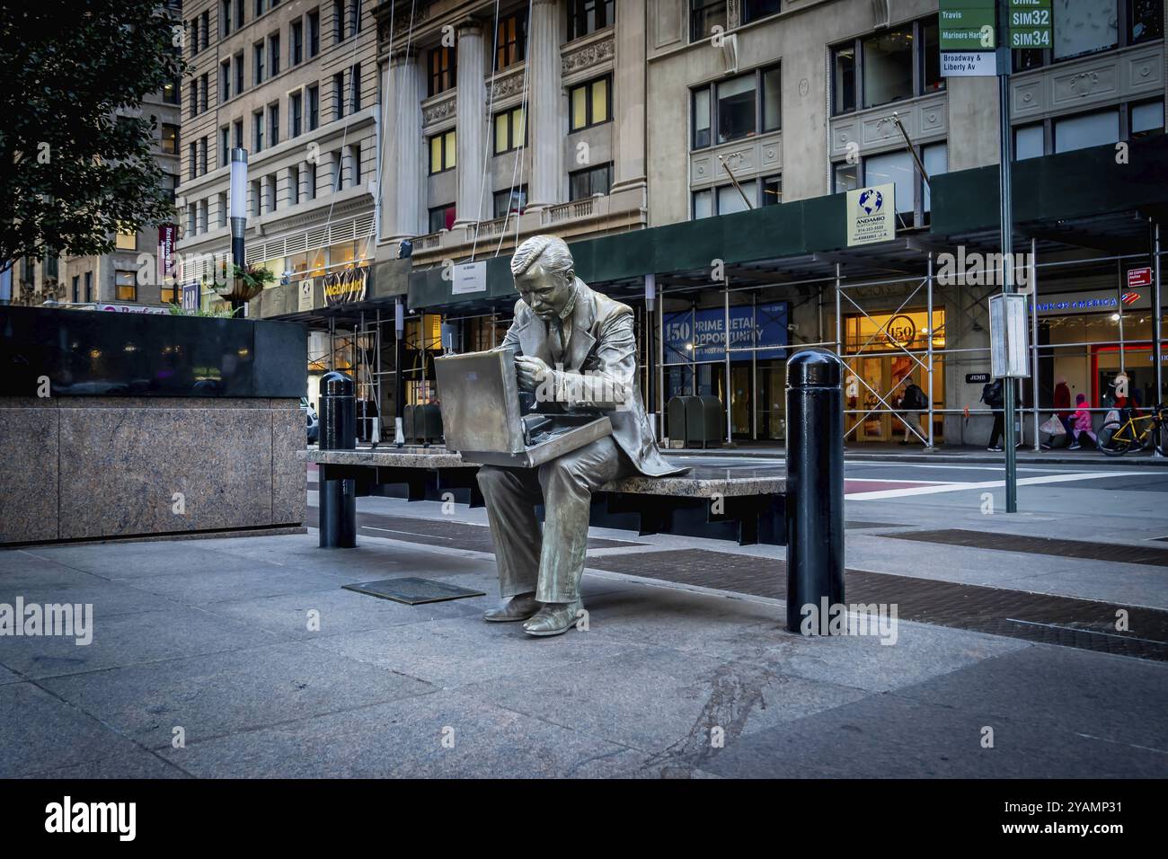 16 janvier 2023, New York, NY : double Check est une sculpture de John Seward Johnson II datant de 1982, située en face du parc Zuccotti, à l'angle de Liberty Banque D'Images