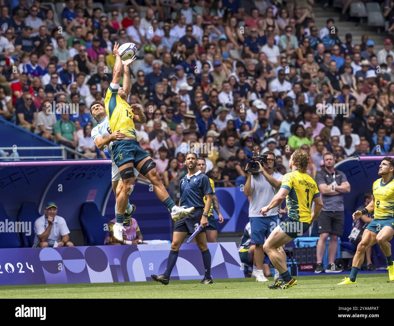 25 juil. 2024-Paris, FRA, hommes Pool B Rugby sept : L'attaquant de l'équipe australienne Nathan Lawson (12) (AUS) se bat pour le ballon lors du match entre l'équipe A. Banque D'Images