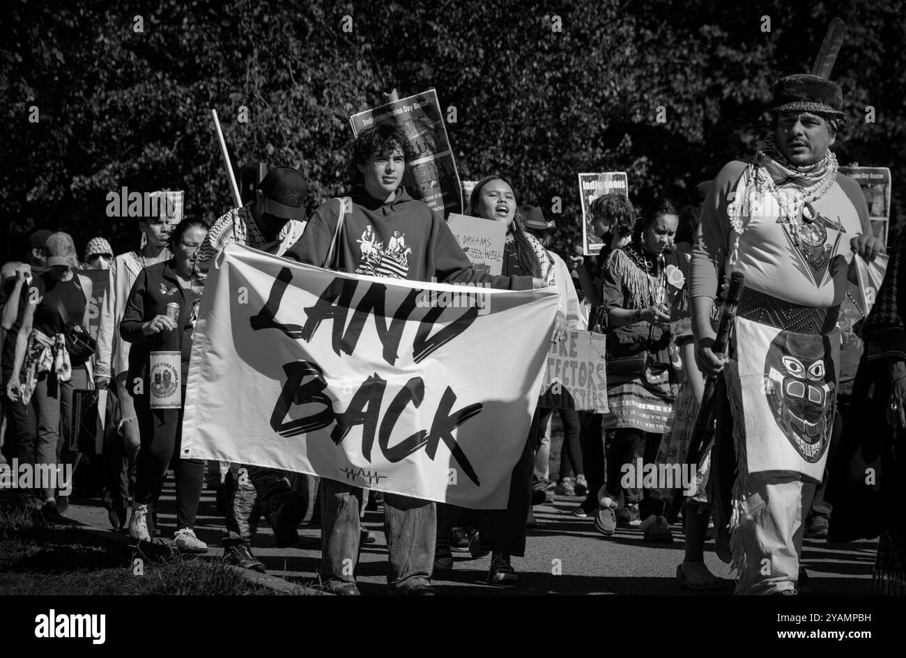 Boston, Massachusetts, États-Unis. 12 octobre 2024. Marche pour la Journée des peuples autochtones. Environ 100 Amérindiens (peuples indigènes) se sont rassemblés au Boston Common dans le centre de Boston et ont défilé à travers le centre du commun pour soutenir la «Journée des peuples indigènes» remplaçant la fête nationale appelée Columbus Day le deuxième lundi d'octobre de chaque année. Banque D'Images