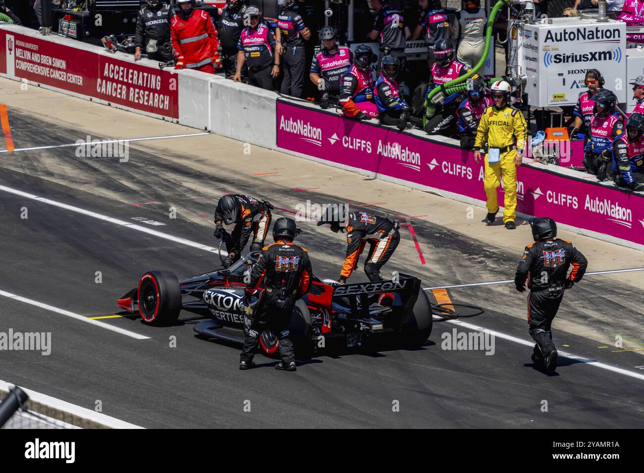 Le pilote de la série INDYCAR, SANTINO FERRUCCI (14 ans) de Woodbury, Connecticut, arrête sa voiture pendant que son équipage travaille à extraire le tuyau de pneu du Banque D'Images