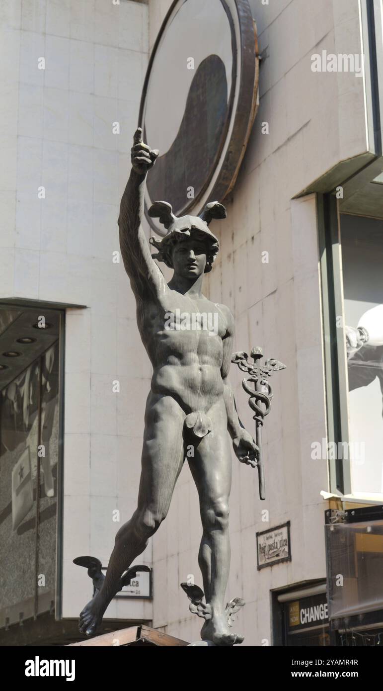 Cette statue du Dieu grec Hermès se tient au sommet d'une petite fontaine d'eau, avec quatre becs alimentant un bol. Il se trouve au coin de Regipos Banque D'Images