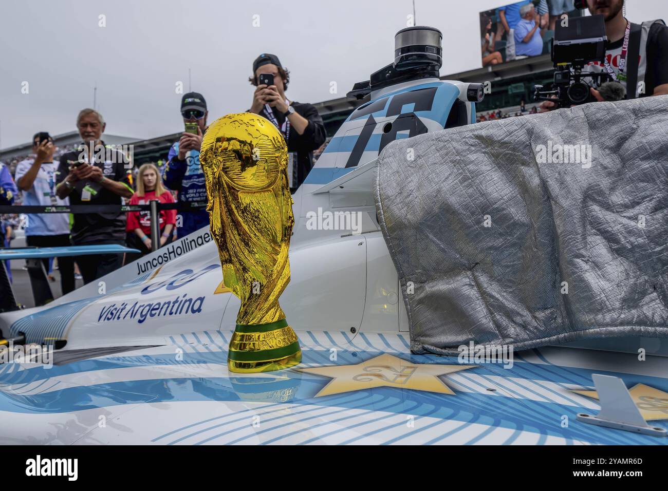 La Coupe du monde de la FIFA fait son chemin sur pit Road avant le départ de la 107e course de l'Indianapolis 500. La Chevrolet Juncos Holinger Racing #78 Banque D'Images