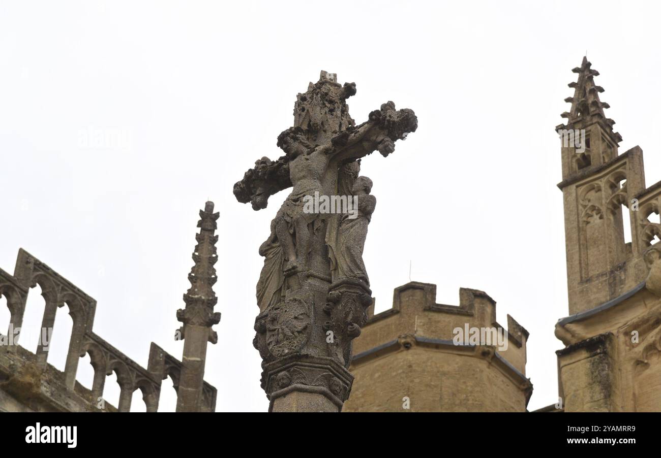 Une croix de Jésus en pierre orne l'église historique Jean Baptiste de Cotswold Cirencester Banque D'Images