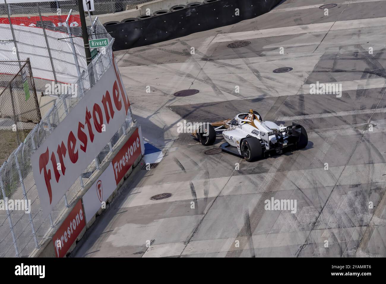 Le pilote INDYCAR, RINUS VEEKAY (21) de Hoofddorp, pays-Bas, parcourt les virages dans sa voiture Ed Carpenter Racing Chevrolet lors d'une session d'essais Banque D'Images