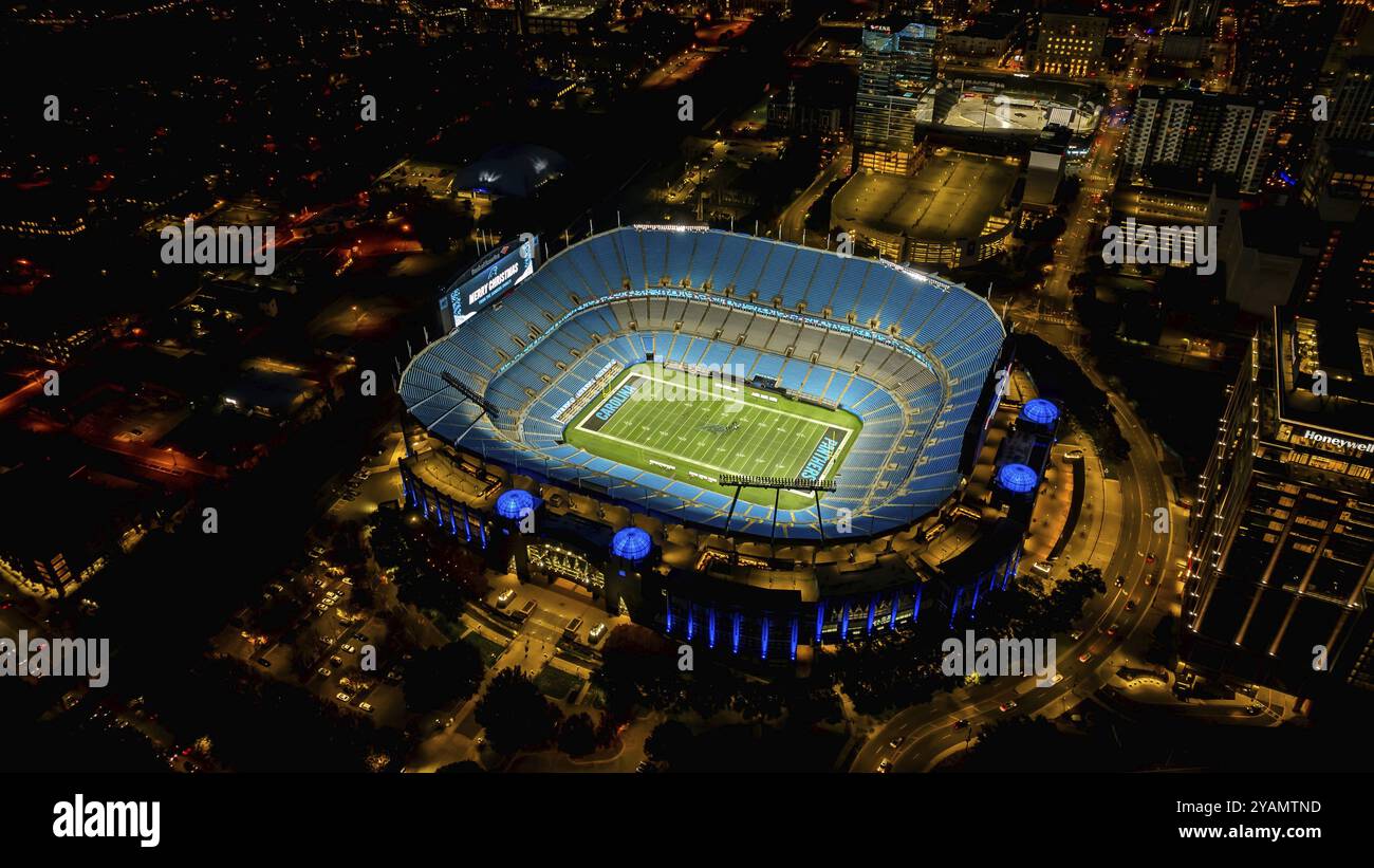 Vue aérienne nocturne du stade Bank of America, stade des Carolina Panthers de la National Football League et du club de football MLS Charlotte FC Banque D'Images