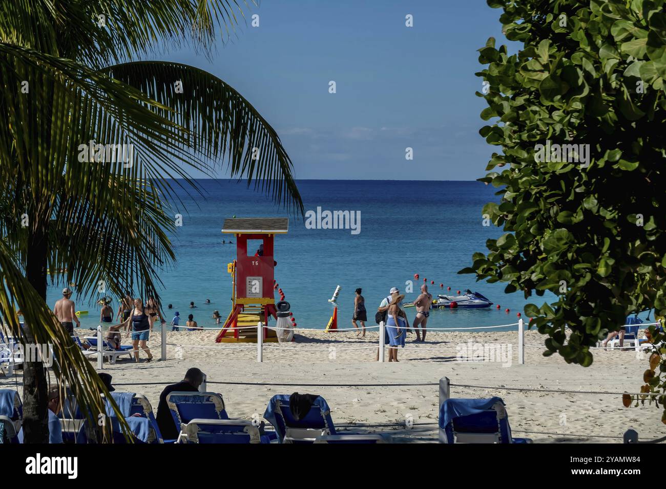 Sérénité ensoleillée : les vacanciers se prélassent sous le chaud soleil des Caraïbes et se détendent sur les plages immaculées de Great Stirrup Cay Banque D'Images