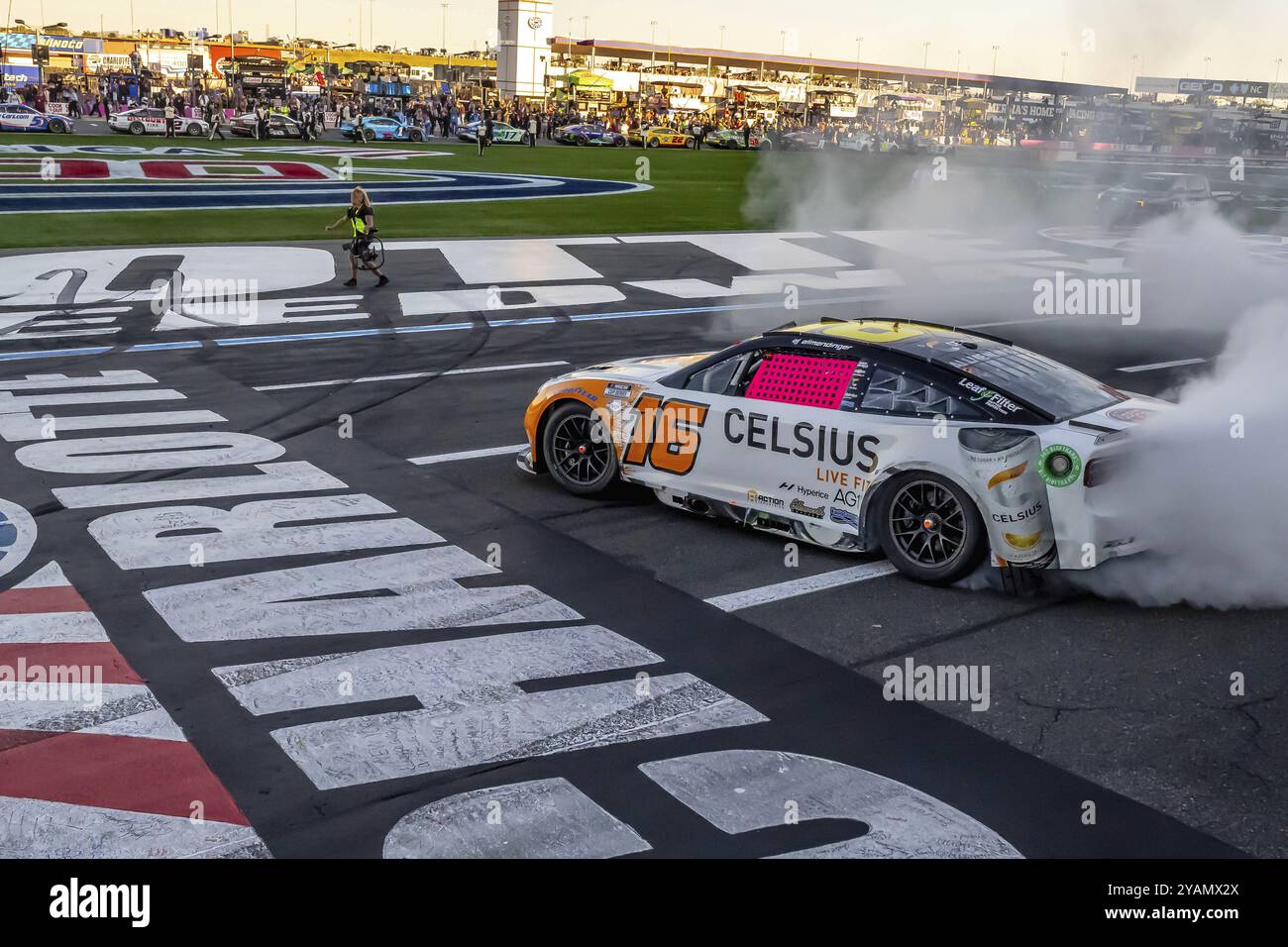 Le pilote NASCAR Cup Series, AJ ALLMENDINGER (16 ans), remporte le Bank of Amercia ROVAL 400 au Charlotte Motor Speedway de Concord, Caroline du Nord Banque D'Images