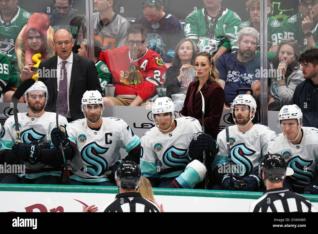 Dallas, États-Unis. 13 octobre 2024. Dan Bylsma, entraîneur-chef de Seattle, et Jessica Campbell, entraîneur adjoint, lors du match de la LNH entre les Stars de Dallas et les Kraken de Seattle au American Airlines Center. Score final Dallas Stars 2-0 Seattle Kraken. Le 13 octobre 2024 à Dallas, Texas. (Photo de Javier Vicencio/Eyepix Group) crédit : Eyepix Group/Alamy Live News Banque D'Images