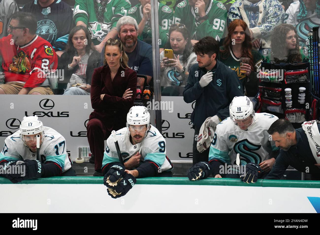 Dallas, États-Unis. 13 octobre 2024. L'entraîneuse adjointe de Seattle Jessica Campbell lors du match de la LNH entre les Stars de Dallas et les Kraken de Seattle au American Airlines Center. Score final Dallas Stars 2-0 Seattle Kraken. Le 13 octobre 2024 à Dallas, Texas. (Photo de Javier Vicencio/Eyepix Group) crédit : Eyepix Group/Alamy Live News Banque D'Images