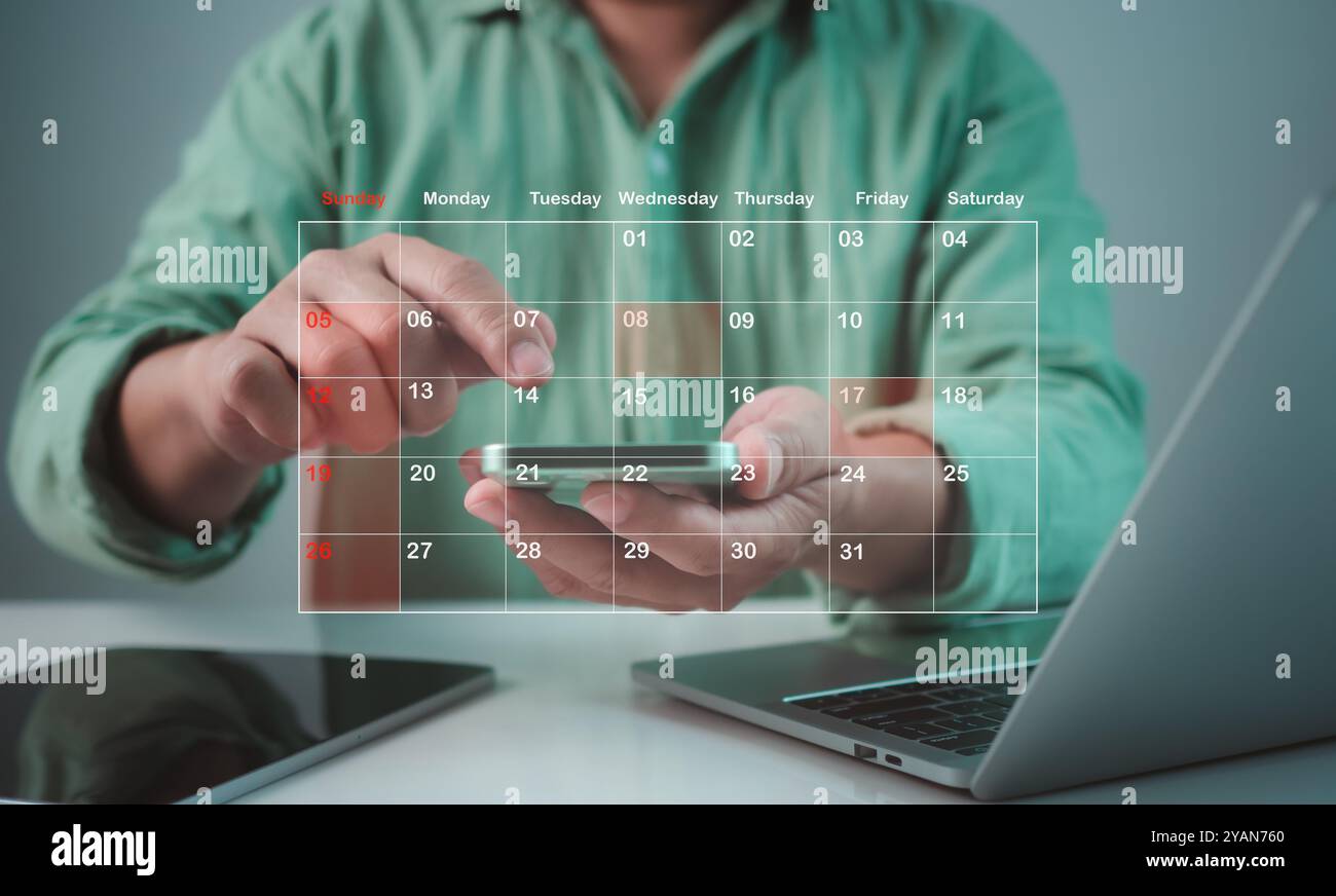 Homme d'affaires marquant des dates sur le calendrier virtuel, concept de gestion du temps, travail de planification pour augmenter l'efficacité, planification de projet d'affaires, tim efficace Banque D'Images