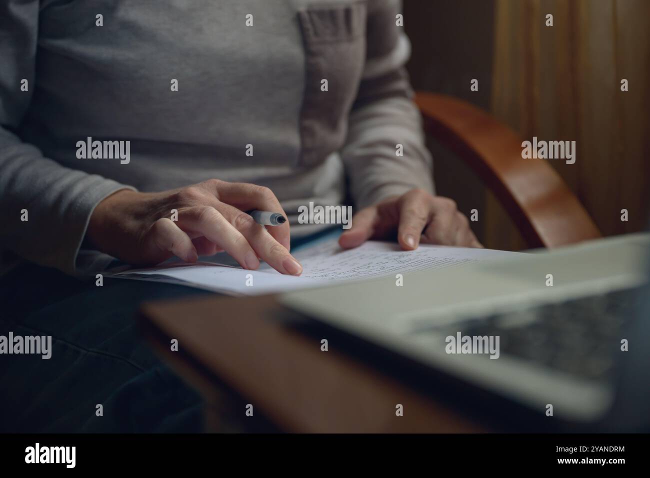 Femme freelance faisant de la paperasse dans l'intérieur de bureau à domicile, focus sélectif Banque D'Images