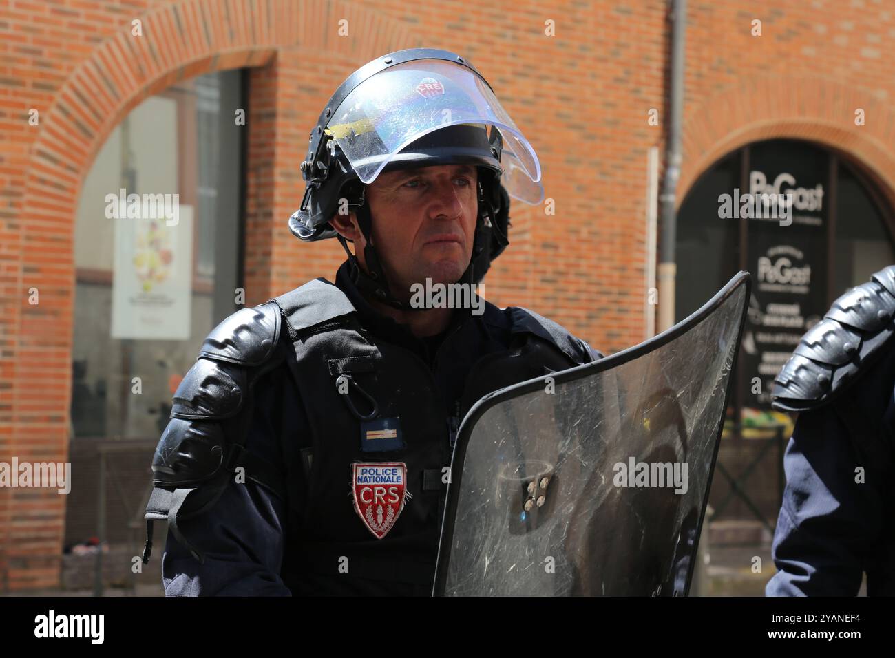 Toulouse, France, 13 mars 2019. Gilets jaunes manifestants dans la rue pour les vingt-deuxièmes week-ends consécutifs de manifestations antigouvernementales. La ville de Toulouse, dans le sud de la France, a été la « capitale » du mouvement lors de ces manifestations de samedi. Alors que certaines parties des manifestations sont restées pacifiques, dans d'autres parties de la ville, les tensions ont grimpé fortement, la police tirant des gaz lacrymogènes et des grenades paralysantes sur les manifestants, qui ont brûlé une camionnette et tenté d'entrer dans les zones dont ils avaient été interdits. Des milliers de manifestants se sont également rassemblés à Paris, bien qu'ils aient été interdits de l'avenue des champs-Élysées, pour cause Banque D'Images