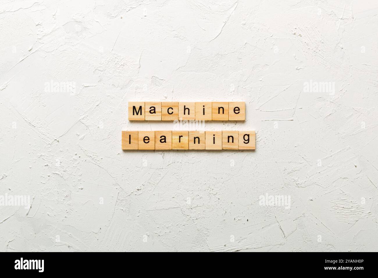 Mot d'apprentissage de la machine écrit sur le bloc de bois. Texte d'apprentissage machine sur la table de ciment pour votre conception, concept. Banque D'Images
