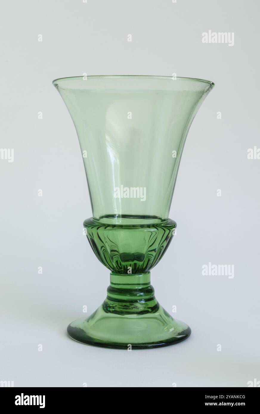 Whitefriars Glass Pattern 9160 Swagged Trumpet vase en vert mer conçu en 1940. Londres, Royaume-Uni Banque D'Images