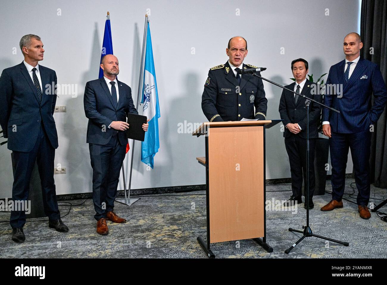 Prague, République tchèque. 15 octobre 2024. La conférence internationale sur le trucage de matchs, organisée par la police de la République tchèque en coopération avec Interpol, a eu lieu à l'hôtel Pyramida, Prague, République tchèque, le 15 octobre 2024. Réunion d'information avec (de gauche à droite) le chef du Comité olympique tchèque, Jiri Kejval, le président de l'Agence nationale des sports, Ondrej Sebek, le président de la police, Martin Vondrasek, Tomanobu Kaja d'Interpol et le directeur de l'Office central national de lutte contre la criminalité organisée (NCOZ), Jiri Mazanek. Crédit : vit Simanek/CTK photo/Alamy Live News Banque D'Images