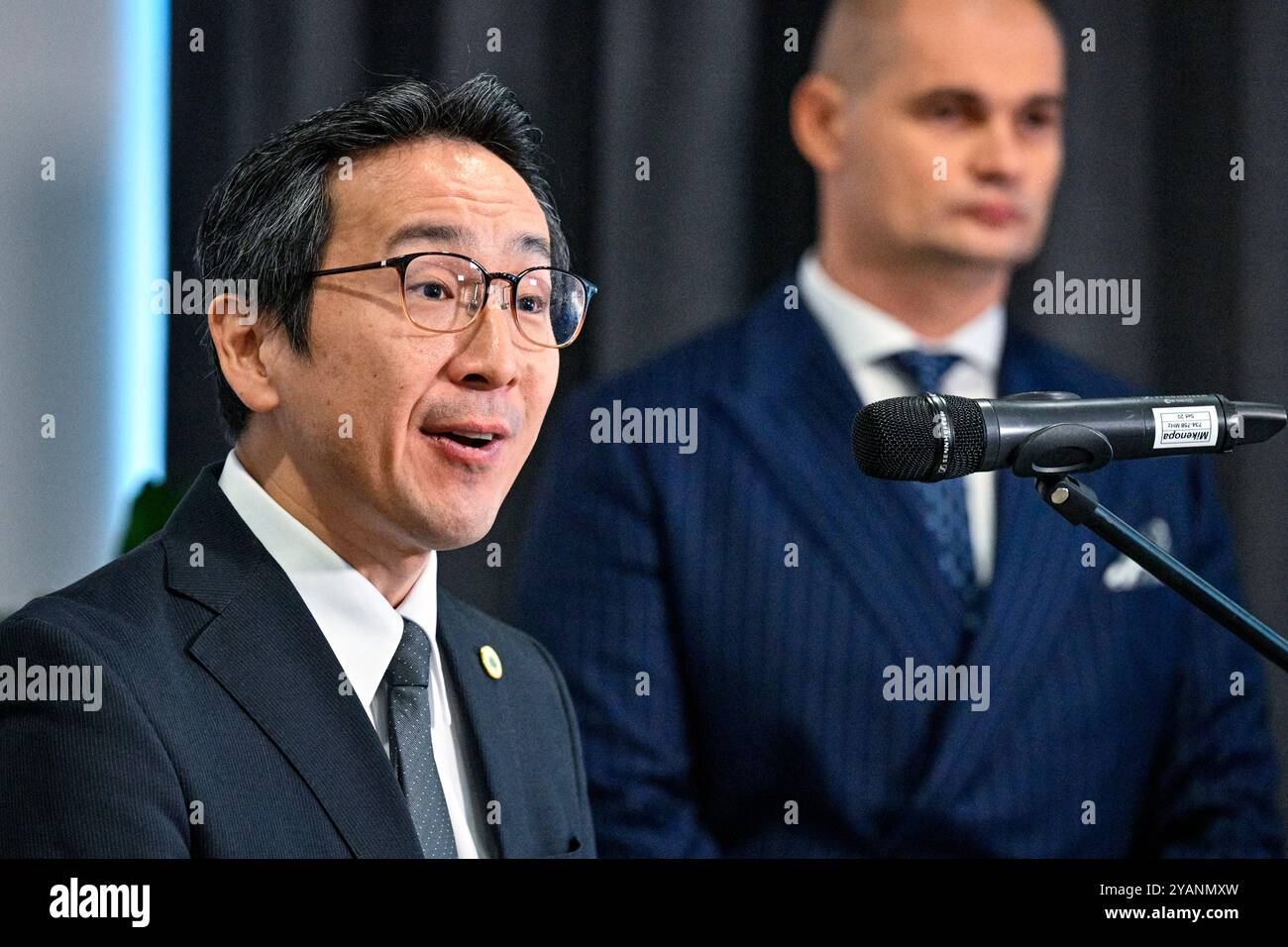 Prague, République tchèque. 15 octobre 2024. La conférence internationale sur le trucage de matchs, organisée par la police de la République tchèque en coopération avec Interpol, a eu lieu à l'hôtel Pyramida, Prague, République tchèque, le 15 octobre 2024. Réunion d'information avec (de gauche à droite) Tomanobu Kaja d'Interpol et le Directeur de l'Office central national de lutte contre la criminalité organisée (NCOZ) Jiri Mazanek. Crédit : vit Simanek/CTK photo/Alamy Live News Banque D'Images