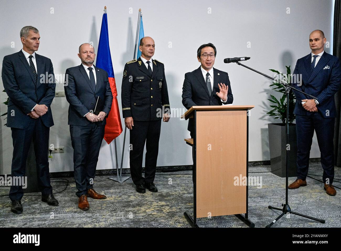 Prague, République tchèque. 15 octobre 2024. La conférence internationale sur le trucage de matchs, organisée par la police de la République tchèque en coopération avec Interpol, a eu lieu à l'hôtel Pyramida, Prague, République tchèque, le 15 octobre 2024. Réunion d'information avec (de gauche à droite) le chef du Comité olympique tchèque, Jiri Kejval, le président de l'Agence nationale des sports, Ondrej Sebek, le président de la police, Martin Vondrasek, Tomanobu Kaja d'Interpol et le directeur de l'Office central national de lutte contre la criminalité organisée (NCOZ), Jiri Mazanek. Crédit : vit Simanek/CTK photo/Alamy Live News Banque D'Images
