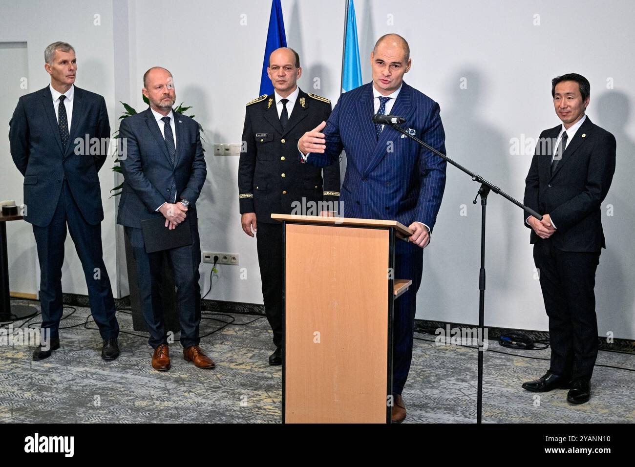 Prague, République tchèque. 15 octobre 2024. La conférence internationale sur le trucage de matchs, organisée par la police de la République tchèque en coopération avec Interpol, a eu lieu à l'hôtel Pyramida, Prague, République tchèque, le 15 octobre 2024. Réunion d'information avec (de gauche à droite) le chef du Comité olympique tchèque Jiri Kejval et le président de l'Agence nationale des sports Ondrej Sebek, le président de la police Martin Vondrasek, le directeur de l'Office central national contre la criminalité organisée (NCOZ) Jiri Mazanek et Tomanobu Kaja d'Interpol. Crédit : vit Simanek/CTK photo/Alamy Live News Banque D'Images