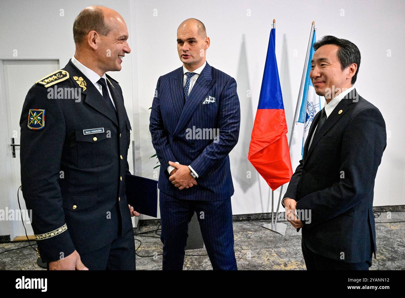 Prague, République tchèque. 15 octobre 2024. La conférence internationale sur le trucage de matchs, organisée par la police de la République tchèque en coopération avec Interpol, a eu lieu à l'hôtel Pyramida, Prague, République tchèque, le 15 octobre 2024. Réunion d'information avec (de gauche à droite) le Président de la police tchèque Martin Vondrasek, le Directeur de l'Office central national de lutte contre la criminalité organisée (NCOZ) Jiri Mazanek et Tomanobu Kaja d'Interpol. Crédit : vit Simanek/CTK photo/Alamy Live News Banque D'Images