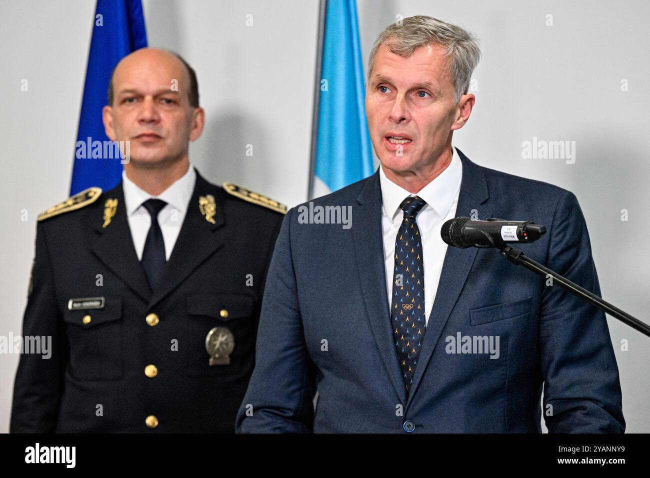 Prague, République tchèque. 15 octobre 2024. La conférence internationale sur le trucage de matchs, organisée par la police de la République tchèque en coopération avec Interpol, a eu lieu à l'hôtel Pyramida, Prague, République tchèque, le 15 octobre 2024. Briefing en présence (de gauche à droite) du chef du Comité Olympique tchèque, Jiri Kejval, et du président de la police, Martin Vondrasek. Crédit : vit Simanek/CTK photo/Alamy Live News Banque D'Images