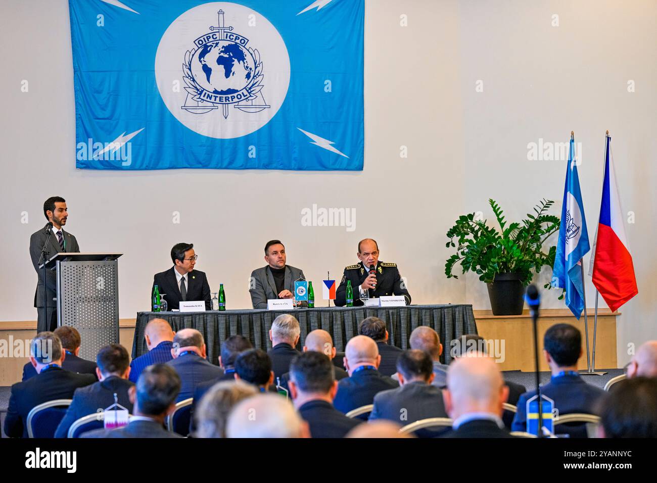 Prague, République tchèque. 15 octobre 2024. Tomanobu Kaja d'Interpol (de gauche derrière la table), le vice-ministre de l'intérieur Radek Kana et le président de la police tchèque Martin Vondrasek assistent à une cérémonie d'ouverture de la conférence internationale sur le trucage de matchs, organisée par la police de la République tchèque en coopération avec Interpol, à l'hôtel Pyramida, Prague, République tchèque, le 15 octobre 2024. Crédit : vit Simanek/CTK photo/Alamy Live News Banque D'Images