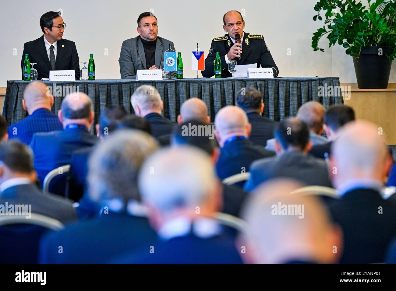 Prague, République tchèque. 15 octobre 2024. Tomanobu Kaja d'Interpol (de gauche à droite), le vice-ministre de l'intérieur Radek Kana et le président de la police tchèque Martin Vondrasek assistent à une cérémonie d'ouverture de la conférence internationale sur le trucage de matchs, organisée par la police de la République tchèque en coopération avec Interpol, à l'hôtel Pyramida, Prague, République tchèque, le 15 octobre 2024. Crédit : vit Simanek/CTK photo/Alamy Live News Banque D'Images