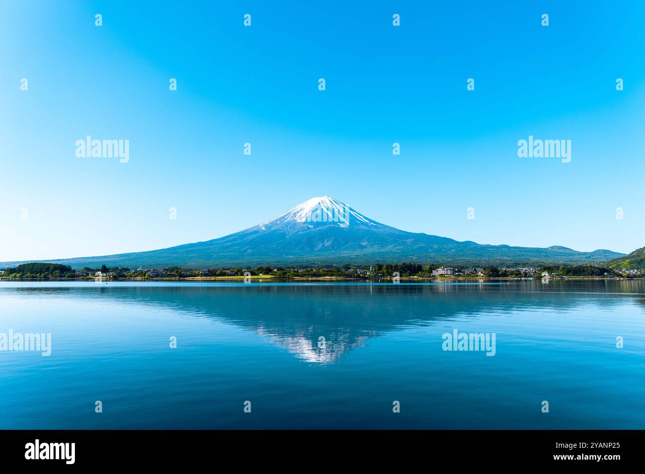 Mont Fuji pris du lac Kawaguchi en mai. Banque D'Images