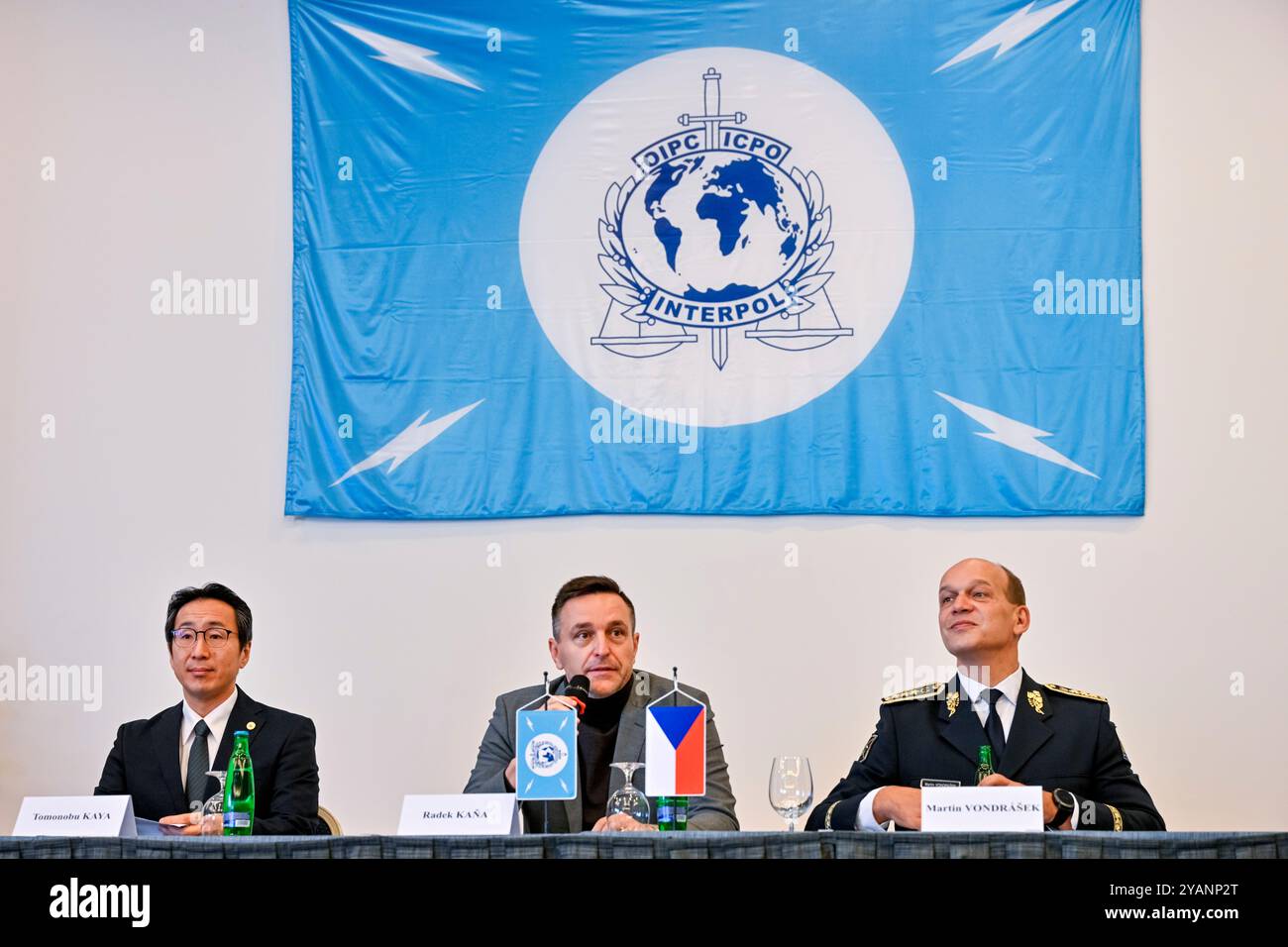Prague, République tchèque. 15 octobre 2024. Tomanobu Kaja d'Interpol (de gauche à droite), le vice-ministre de l'intérieur Radek Kana et le président de la police tchèque Martin Vondrasek assistent à une cérémonie d'ouverture de la conférence internationale sur le trucage de matchs, organisée par la police de la République tchèque en coopération avec Interpol, à l'hôtel Pyramida, Prague, République tchèque, le 15 octobre 2024. Crédit : vit Simanek/CTK photo/Alamy Live News Banque D'Images