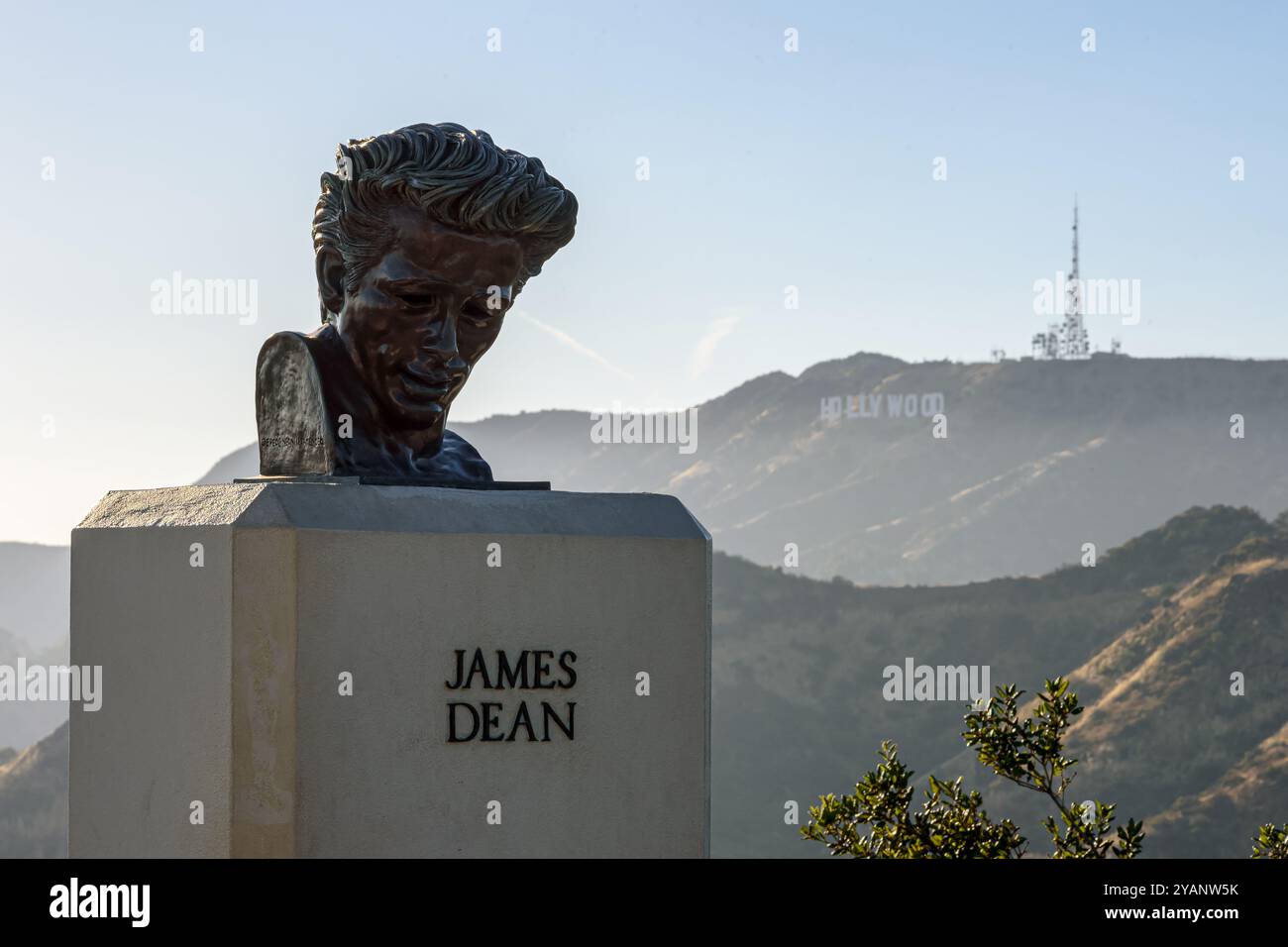 Buste en bronze de l'acteur emblématique James Dean devant le bâtiment en dôme de l'observatoire Griffith avec le célèbre panneau Hollywood en arrière-plan. Banque D'Images