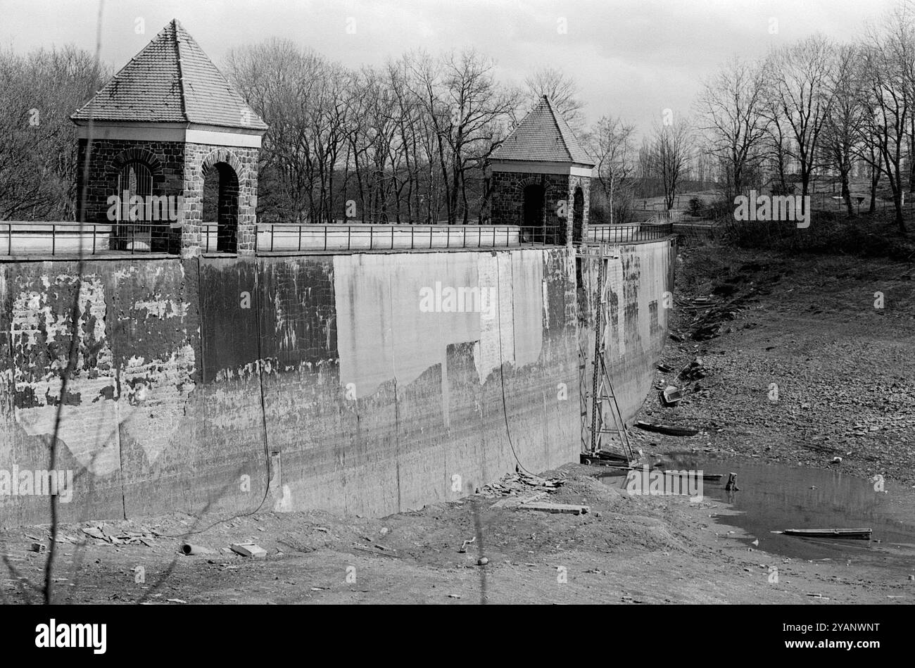 Talsperre Euba 06.06.1994, Chemnitz/ Euba, Talsperre Euba, Baden verboten in der Talsperre Euba, marode Staumauer *** barrage Euba 06 06 1994, Chemnitz Euba, barrage Euba, baignade interdite dans le barrage Euba, mur de barrage délabré Banque D'Images