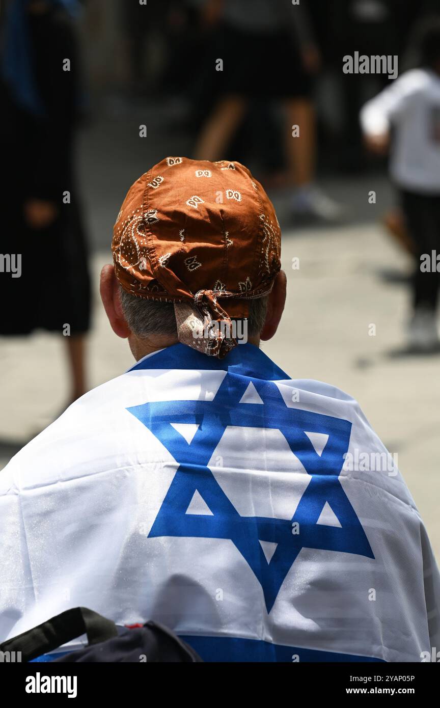 Homme avec drapeau israélien Banque D'Images