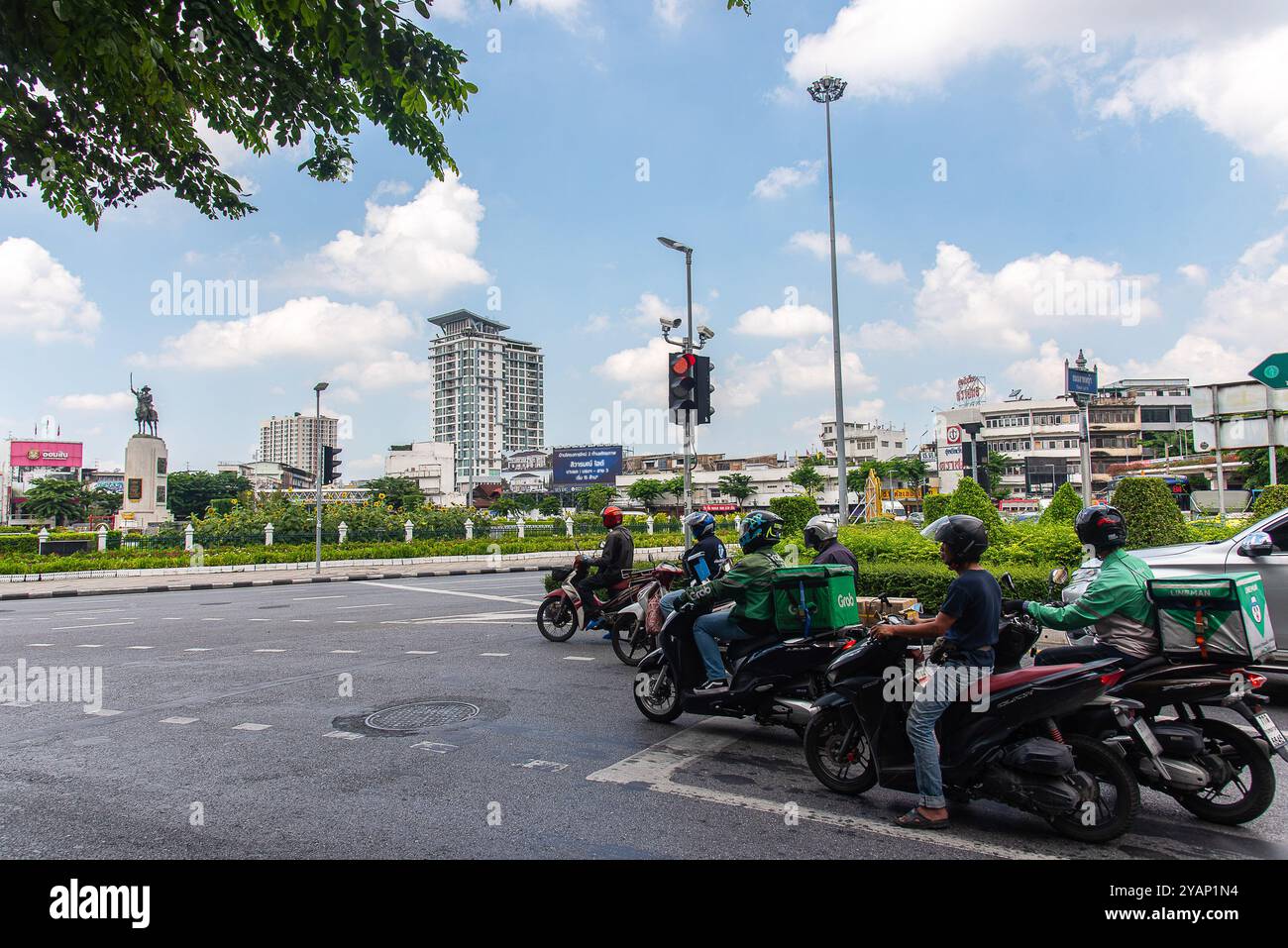 Bangkok, Thaïlande. 15 octobre 2024. Des motocyclistes attendent un feu de circulation au rond-point Wongwian Yai dans le district de thon Buri, Bangkok. Crédit : SOPA images Limited/Alamy Live News Banque D'Images