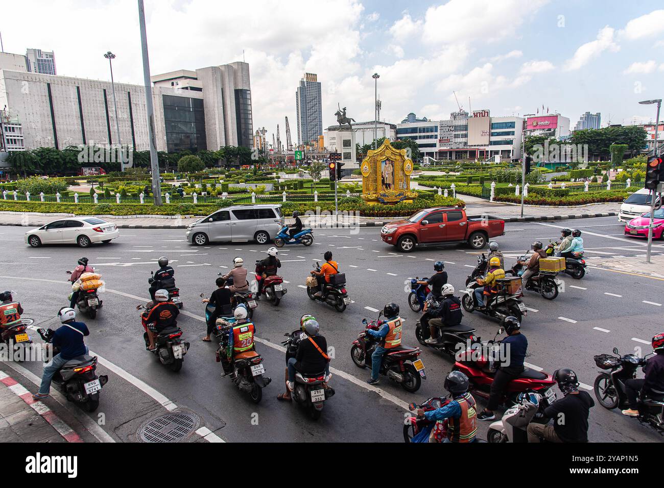 Bangkok, Thaïlande. 15 octobre 2024. Des motocyclistes attendent un feu de circulation au rond-point Wongwian Yai dans le district de thon Buri, Bangkok. Crédit : SOPA images Limited/Alamy Live News Banque D'Images