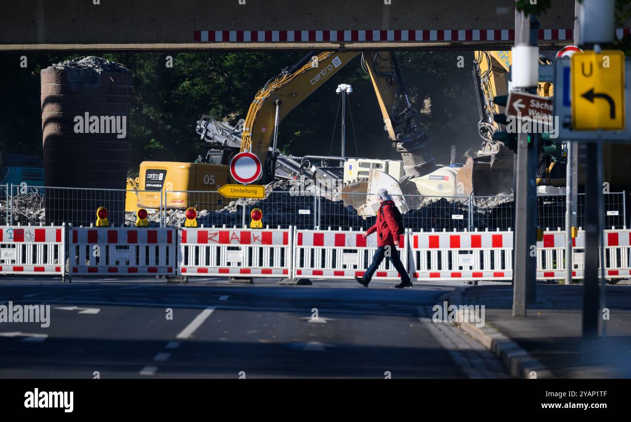 Dresde, Allemagne. 15 octobre 2024. Des excavatrices enlèvent les débris du pont Carolabrücke effondré sur le côté de la vieille ville de l'Elbe ; l'Opéra Semper peut être vu en arrière-plan. La section ouest du pont avec des voies de tramway, une piste cyclable et un sentier pédestre s'est effondrée dans la nuit du 11 septembre 2024 pour des raisons inconnues. Crédit : Robert Michael/dpa/Alamy Live News Banque D'Images