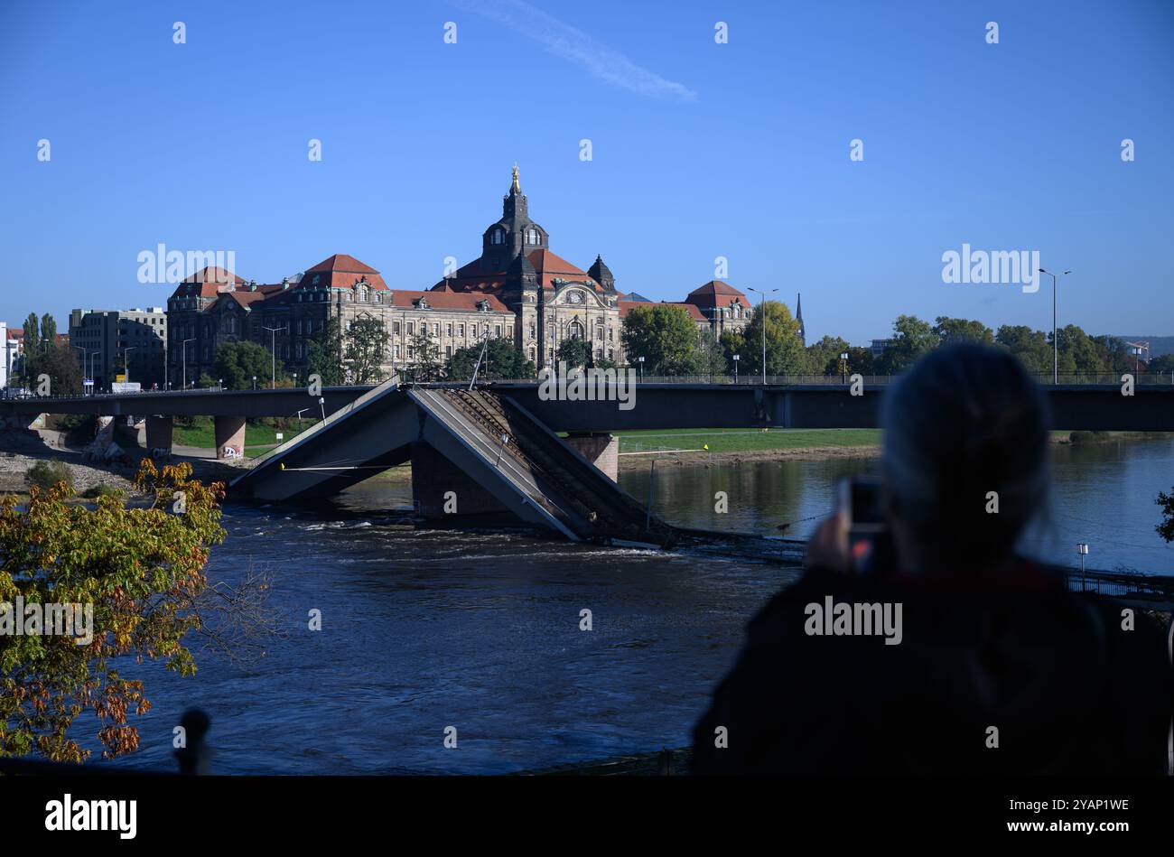 Dresde, Allemagne. 15 octobre 2024. Vue du pont Carola partiellement effondré sur l'Elbe devant la Chancellerie d'État. La section ouest du pont avec des voies de tramway, une piste cyclable et un sentier pédestre s'est effondrée dans la nuit du 11 septembre 2024 pour des raisons encore inconnues. Crédit : Robert Michael/dpa/Alamy Live News Banque D'Images