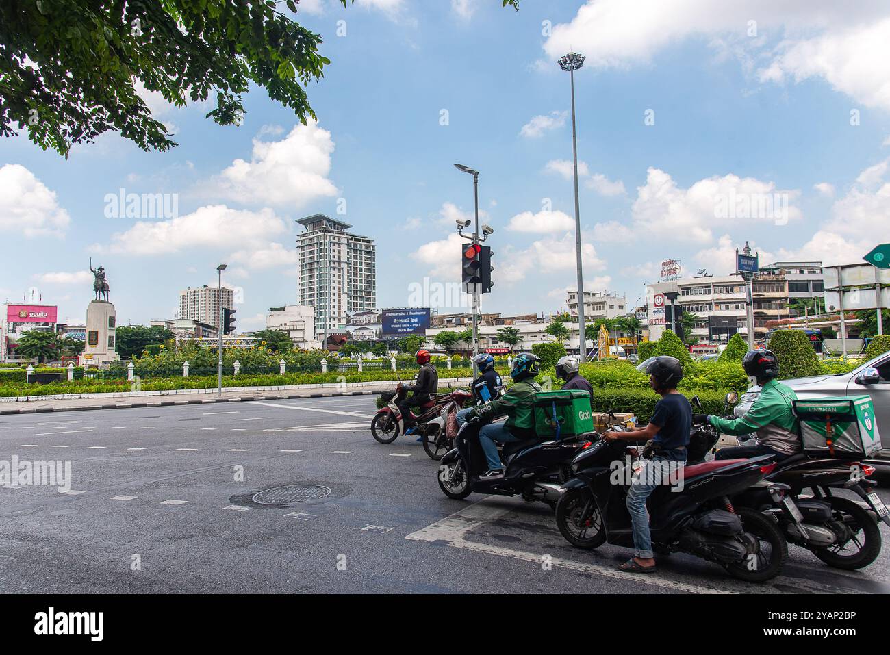 Bangkok, Thaïlande. 15 octobre 2024. Des motocyclistes attendent un feu de circulation au rond-point Wongwian Yai dans le district de thon Buri, Bangkok. (Photo de Peerapon Boonyakiat/SOPA images/SIPA USA) crédit : SIPA USA/Alamy Live News Banque D'Images